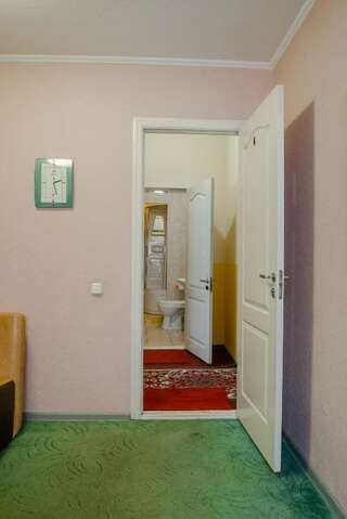 Гостиница Воскресенская Череповец Двухместный номер эконом-класса с собственной внешней ванной комнатой-3